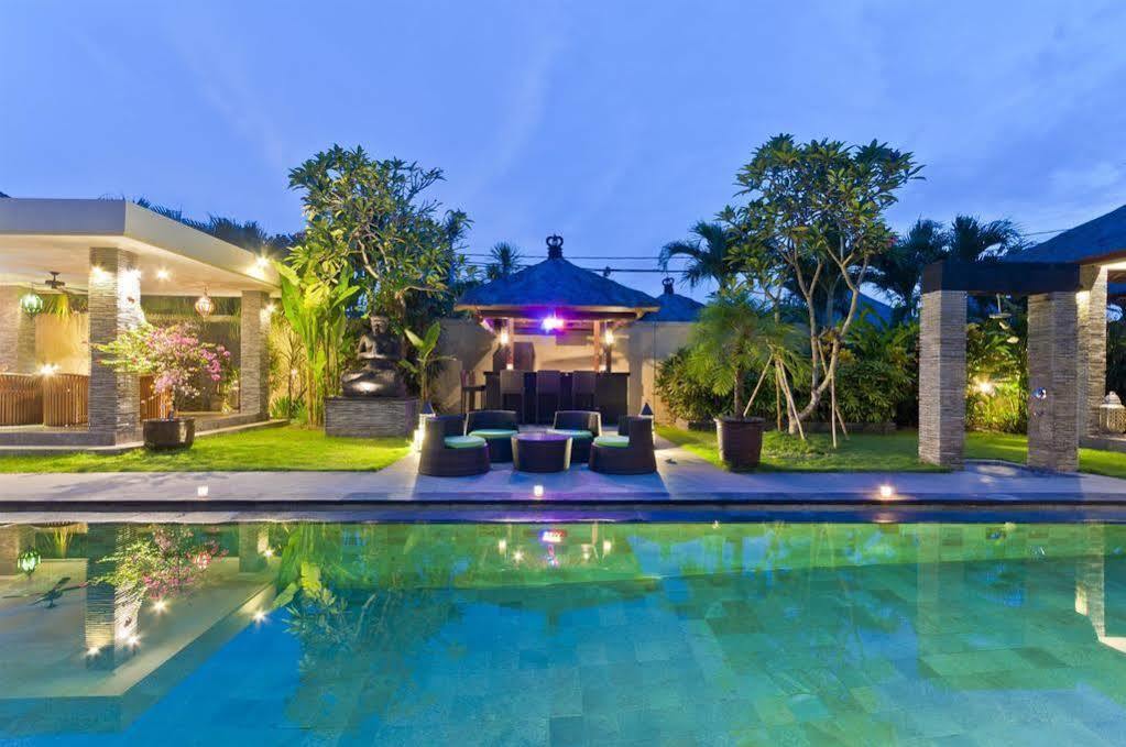 Villa Mahkota Seminyak Esterno foto