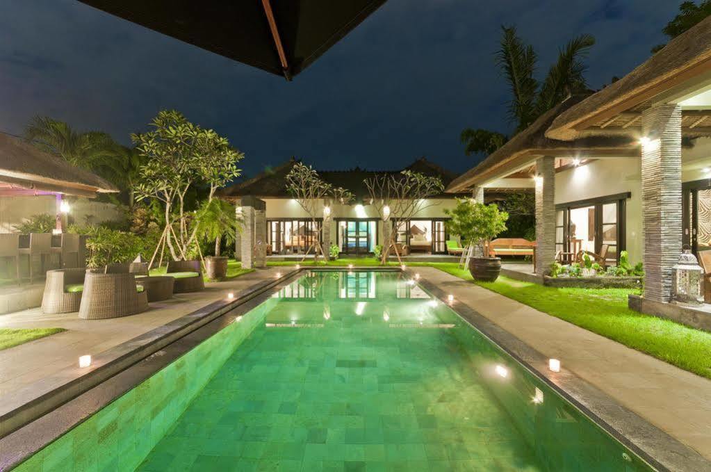 Villa Mahkota Seminyak Esterno foto