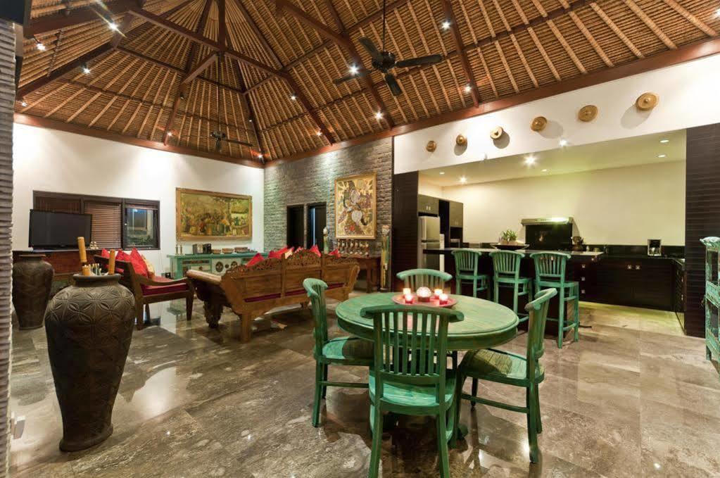 Villa Mahkota Seminyak Esterno foto